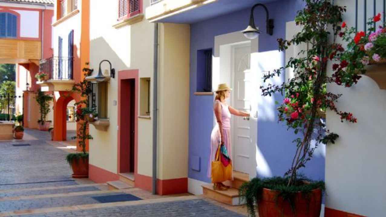 ***Luxuriöse 3-Schlafzimmer-Erdgeschosswohnungen nur 120 m vom Hafen***