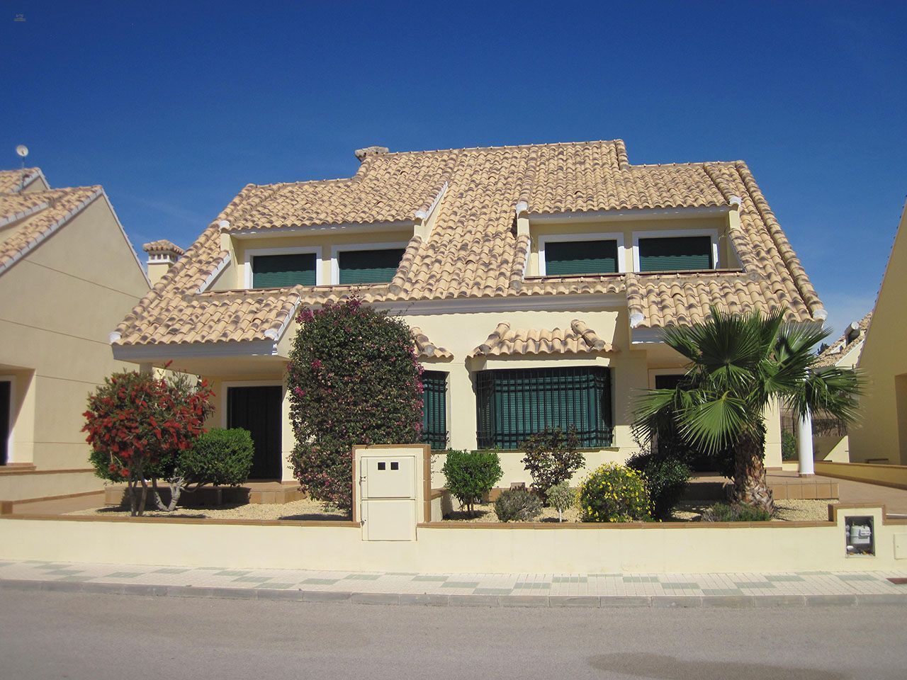 ***Wunderschöne 4-Zimmer-Doppelhaushälften mit Gemeinschaftspool  und zum Teil mit Meerblick am Rande einer Golfanlage***