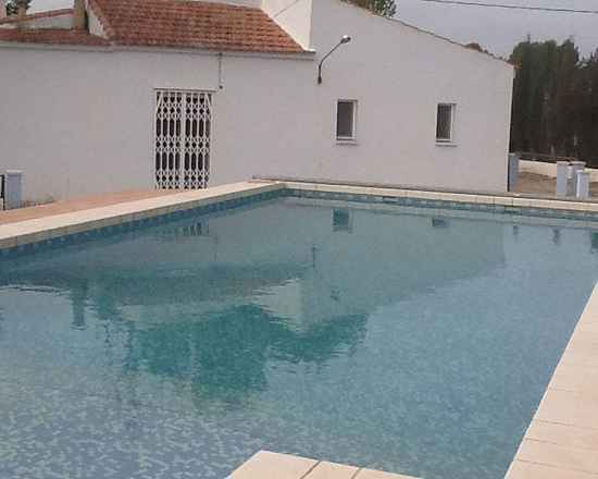 ***Landhaus-Villa mit Pool und Garage in schöner Umgebung***