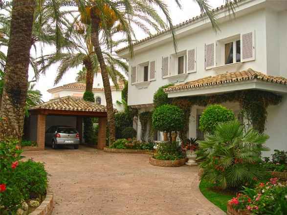 ***STRANDVILLA IN EL PARAISO BARRONAL IN ESTEPONA***