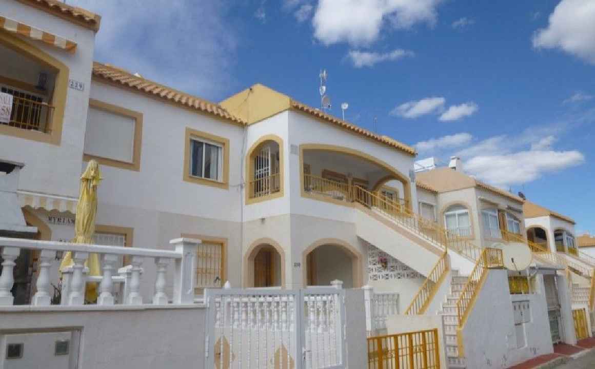 ***Obere Wohnung mit 2 Schlafzimmern und privater Dachterrasse in Torrevieja***