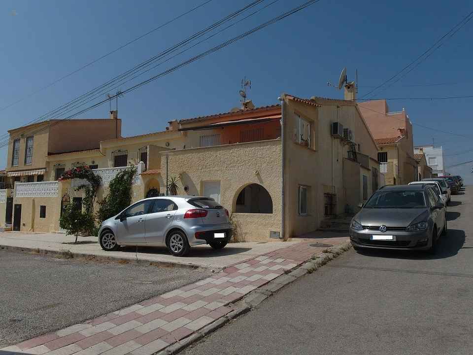 ***Hübsches Reiheneckhaus mit ausgebautem Keller, 2 Schlafzimmer, 2 Bäder, strandnah***