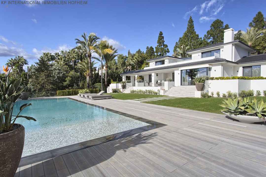 ***MODERNE VILLA MIT MEERBLICK ZUM VERKAUF IN HACIENDA LAS CHAPAS IN MARBELLA***