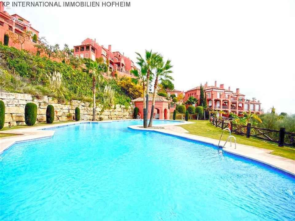 ***AUSGEZEICHNETE ERDGESCHOSS-WOHNUNGEN IN TORRE HALCONES IN BENAHAVIS***