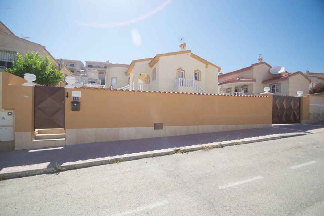 ***Freistehende Villa als Erstbezug nach kompletter Renovierung, 3 Schlafzimmer, 2 Bäder, Pool***