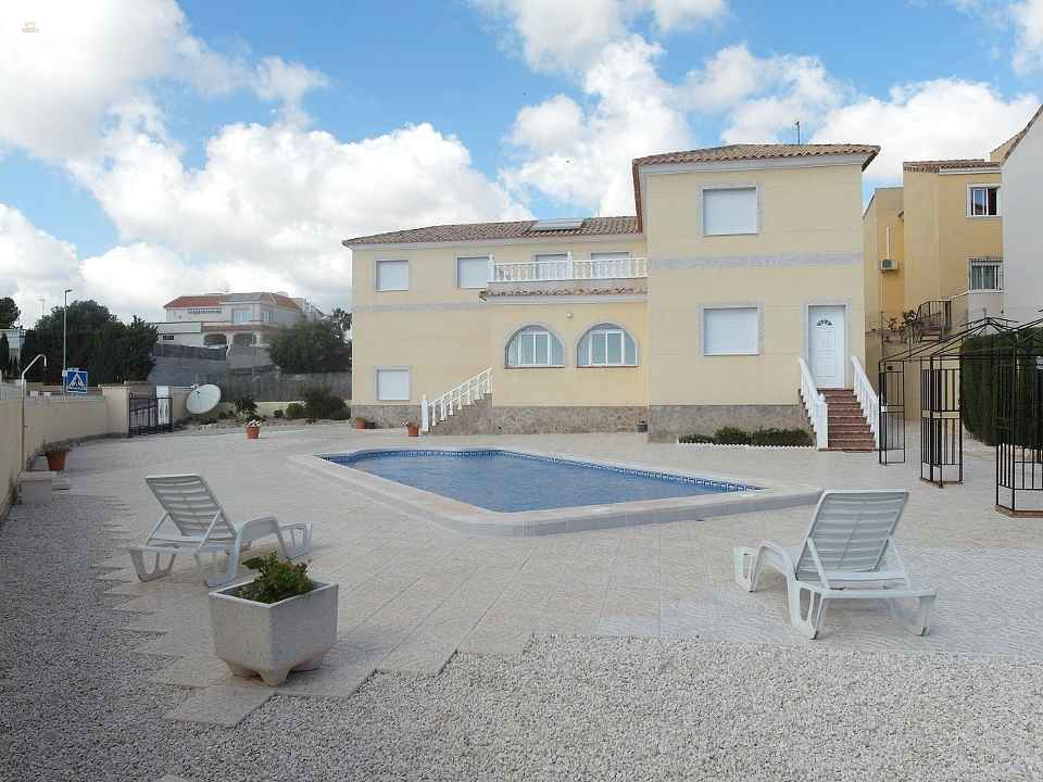 ***Großzügige freistehende Villa, 298 m² in strandnaher Lage***