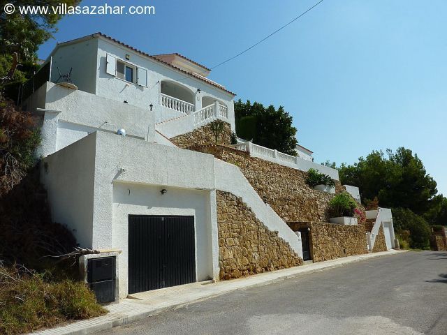 ***Villa mit unverbaubarem Meerblick auf Hanggrundstück***