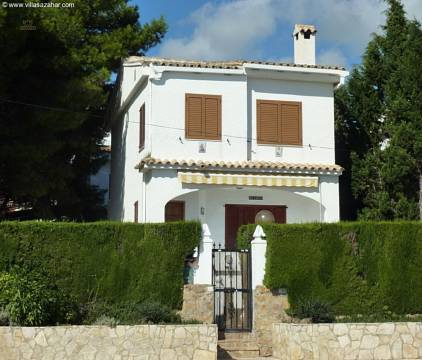 ***Einfamilienhaus im Zentrum des Ortes direkt am Meer***