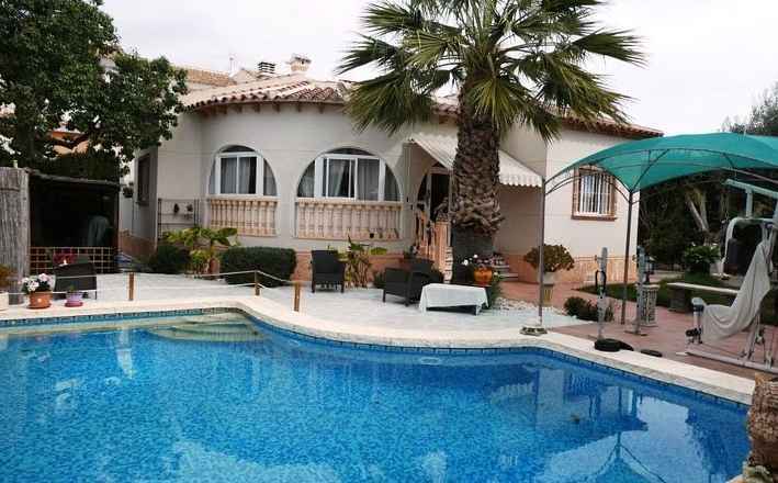 ***Bei Torrevieja - Freistehende Villa mit 3 Schlafzimmern , 2 Bädern und privatem Pool unweit der lokalen Strände***