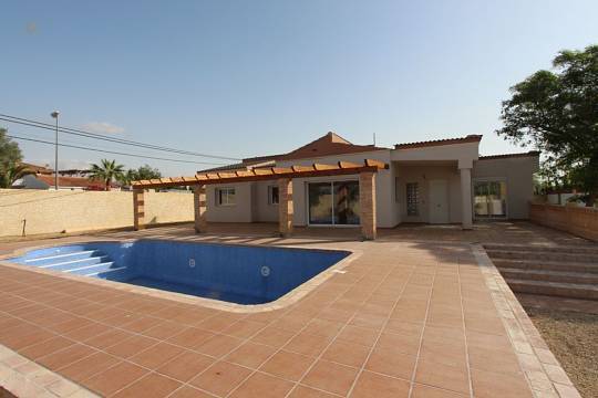 ***Großzügige und komplett renovierte, charmante und ebenerdige Villa***