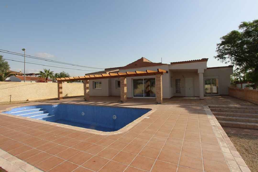 ***Großzügige und komplett renovierte, charmante und ebenerdige Villa***