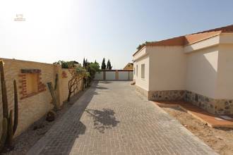 Thumbnail von ***Großzügige und komplett renovierte, charmante und ebenerdige Villa***