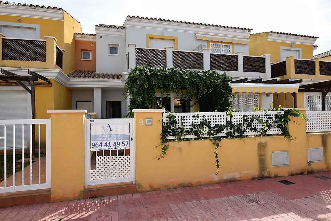 ***Modernes Reihenhaus in ca. 450 Metern Entfernung vom Meer mit Tiefgarage***