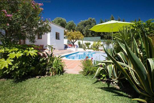 ***VILLA IN REINOSO, ESTEPONA***