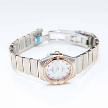 Thumbnail von Omega Constellation Quartz 131.25.28.60.55.001 - Constellation Manhattan Quartz 28 mm Quartz White Dial Diamonds Gold </h1>