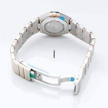 Thumbnail von Omega Constellation Quartz 131.25.28.60.55.001 - Constellation Manhattan Quartz 28 mm Quartz White Dial Diamonds Gold </h1>