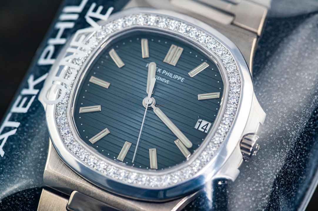  Patek Philippe Nautilus rare Jumbo Nautilus | 5713/1G | Whitegold | Diamond Bezel | sealed 