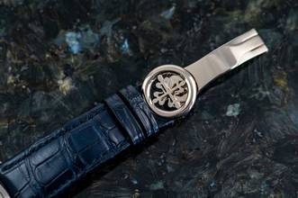 Thumbnail von Patek Philippe World Time Chronograph 5930G-001 | Full Set 2018 | Whitegold