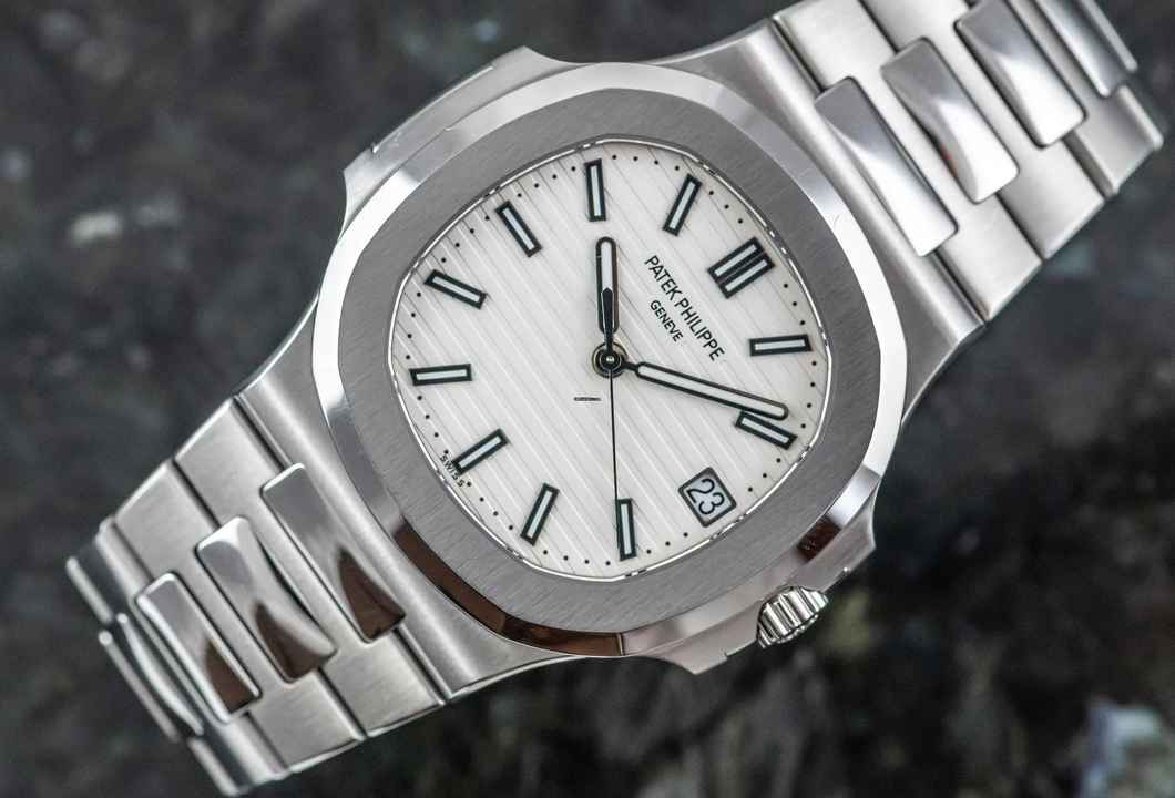  Patek Philippe Nautilus 5711/1A-011 | rare Caliber 26-330 | German Full Set 2019 | white dial | Steel 