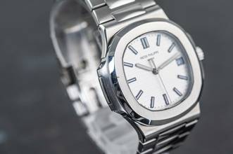 Thumbnail von Patek Philippe Nautilus 5711/1A-011 | rare Caliber 26-330 | German Full Set 2019 | white dial | Steel