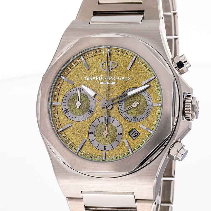  Girard Perregaux Laureato 42 Chronograph Titanium Aston Martin Edition 81020-21-3398-1CM NEW 2025 