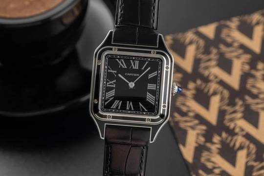  Cartier Santos Dumont Black Lacquer Handaufzug Herrenuhr Ref. WSSA0046 B&P 2024  
