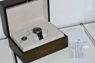 Thumbnail von H.Moser & Cie. Endeavour Flying Hours Funky Blue 1806-0200 Limited Edition 60pcs 18k White Gold </h1>