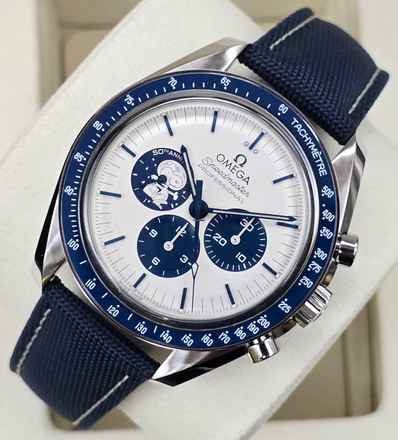  Omega Speedmaster Professional Moonwatch 'Silver Snoopy Award' 50th Anniversary 310.32.42.50.02.001 Unworn/New Condition Full Set 2-2026 