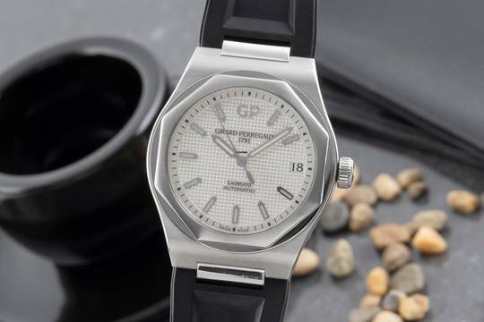  Girard Perregaux Laureato Automatik Stahl Ref. 81010-11-131-BB6A Papers  