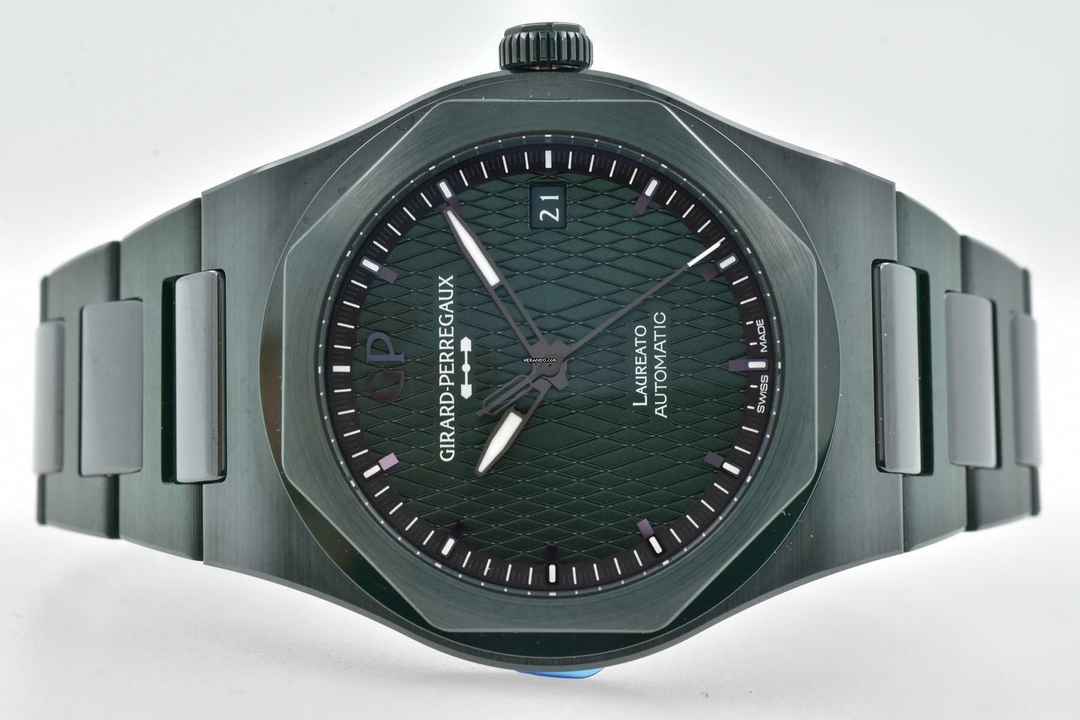  Girard Perregaux Laureato Aston Martin Limited 81005-32-3080-1CX Green Ceramic  