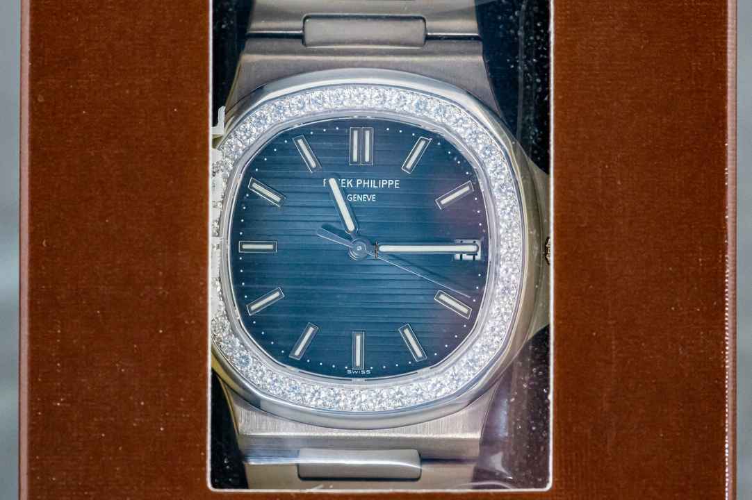  Patek Philippe Nautilus Jumbo | 5713/1G | Whitegold | Diamond Bezel | sealed 
