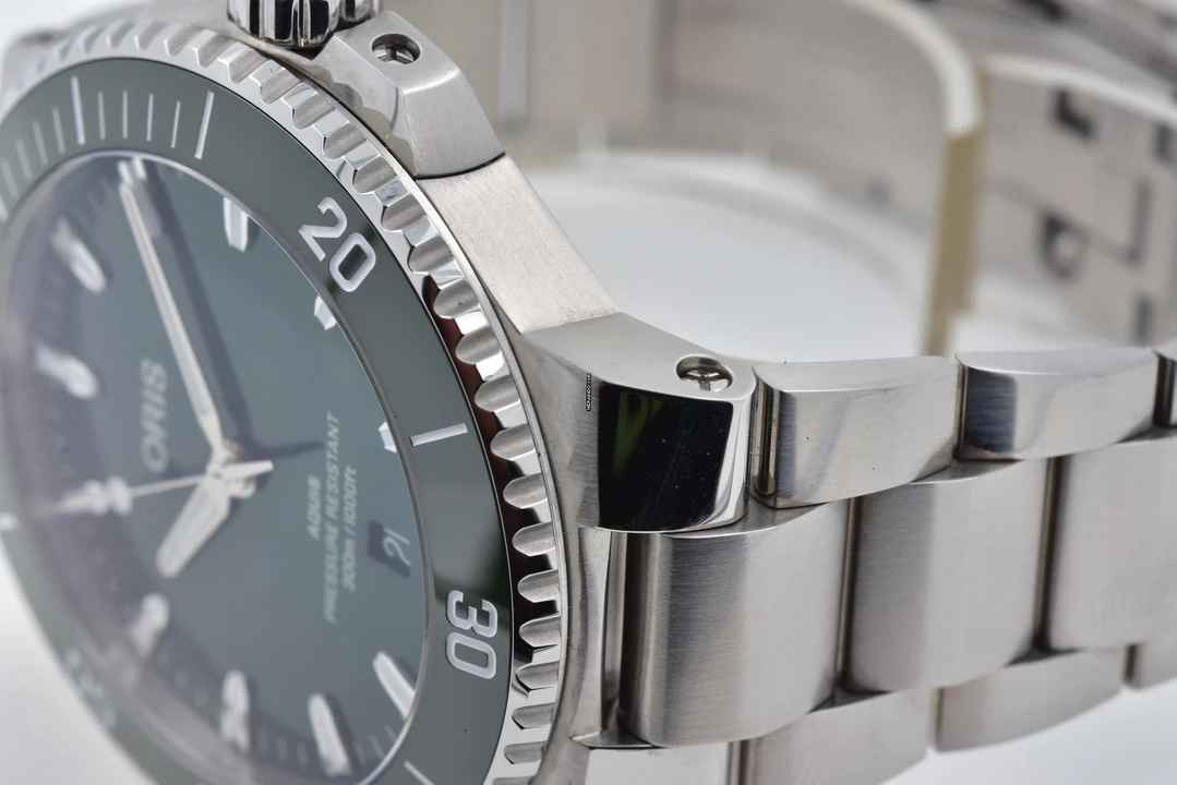  Oris Aquis Date 01 01 733 7789 4157-07 8 23 04PEB Green Dial Green Bezel 
