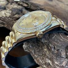 Thumbnail von Rolex Day-Date 36 Day-Date 36mm - 750er Gelbgold - Diamant - FULLSET 2015 LC100 - Ref. 118338 Aftermarket Iced out Bezel