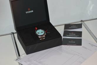 Thumbnail von Tudor Heritage Black Bay Chronograph 79360N Tiffany Flamingo Blue Dial