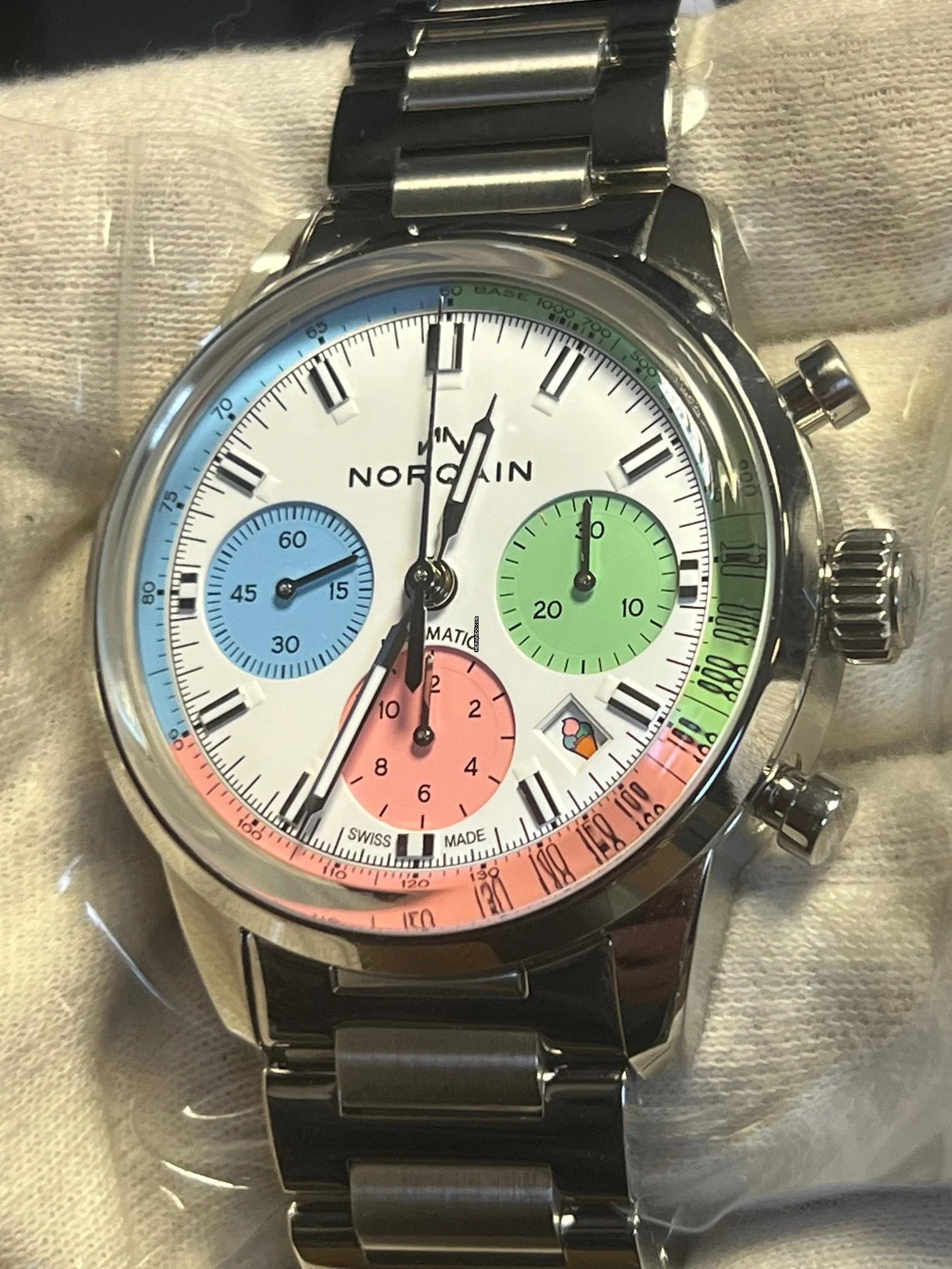 Norqain N2201.1901.C01 Freedom 60 Chrono 40mm Enjoy Life Special Edition-NEU-Deutsche Auslieferung Full Set-B + P Neu versiegelt-Sammlerpaket mit Mütze u.Tüte