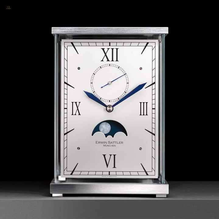 Lunaris – Tischuhr mit Mondphase - Verchromt - handbemalte Mondscheibe