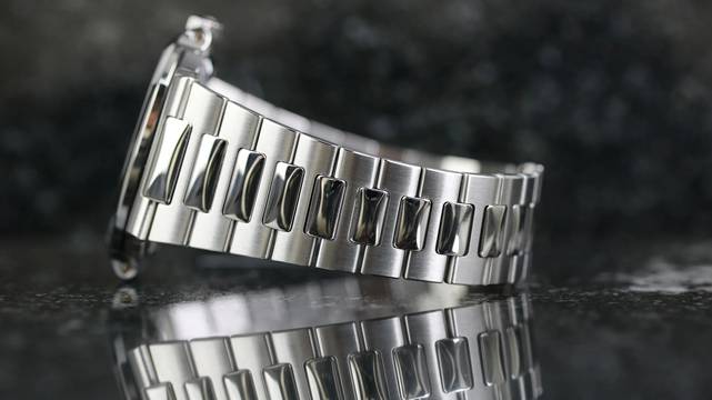  Patek Philippe Nautilus Steel - Blue - like New - Fullset - 2011 