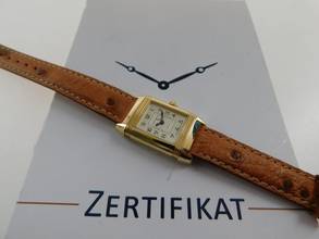 Thumbnail von Jaeger-LeCoultre Reverso Duetto 18 Karat Gelbgold Reverso Duetto Handaufzug Damenuhr mit Faltschließe und Straussenband 18 Karat Gelbgold Reverso Duetto Handaufzug Damenuhr