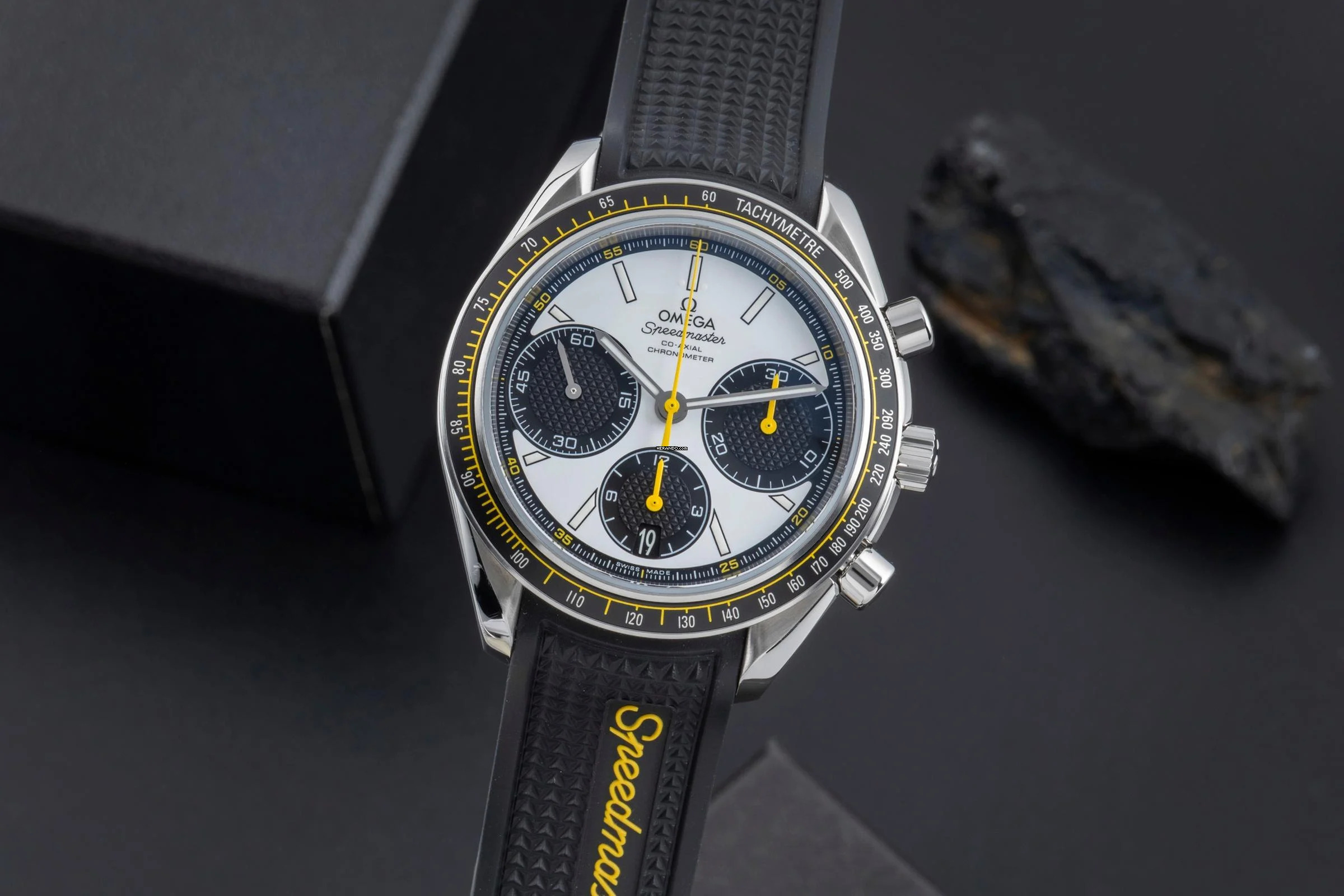 Omega Speedmaster Racing Chronograph Automatik Ref. 326.32.40.50.04.001 B&P 2021