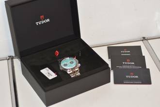 Thumbnail von Tudor Heritage Black Bay Chronograph 79360N Tiffany Flamingo Blue Dial Verklebt Stickers