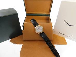 Thumbnail von Jaeger-LeCoultre Odysseus 18 Karat Gelbgold Odysseus Vollkalender Automatik Brunai Wappen Porzellan Zifferblatt Brunei Darussalam Wappen Vollkalender