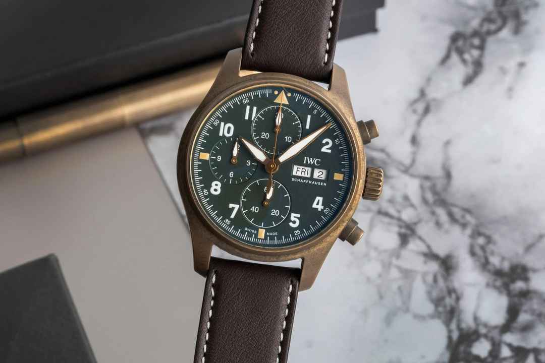  IWC Fliegeruhr Spitfire Chronograph Fliegerchronograph Spitfire Chronograph Bronze Ref. IW387902 B&P 