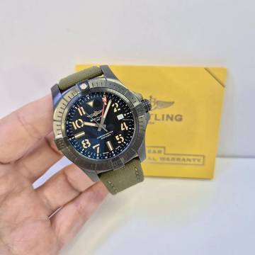  Breitling Avenger Night Mission GMT DLC Titanium 45mm Automático Completo 