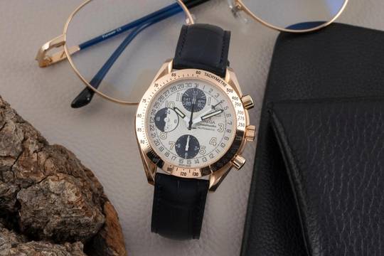  Omega Speedmaster Date Triple Date Panda Chronograph 18K Roségold Ref. 3623.33.01 