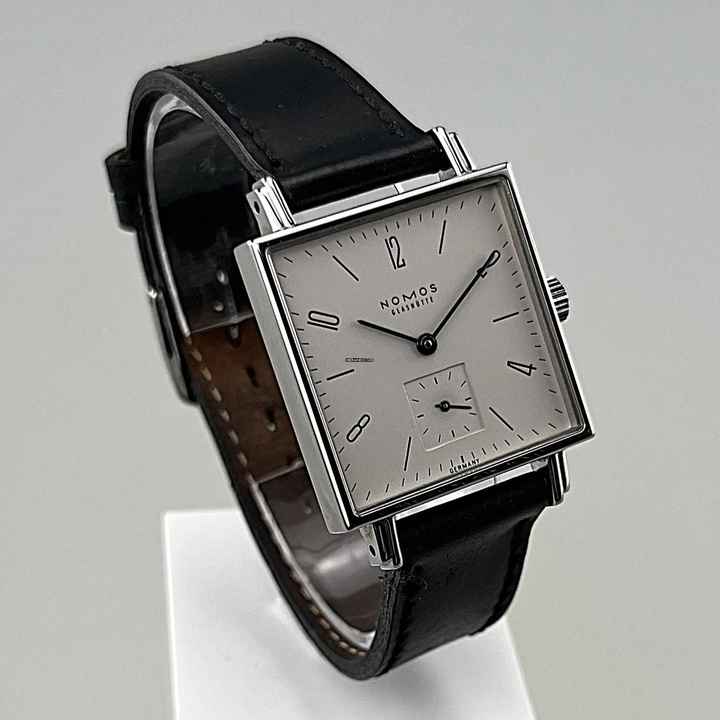  NOMOS Tetra Glashütte Tetra Ref. 406 mit Stahlgehäuse Lederband plus Original Nomos Lederband (neu) Handaufzug Zifferblatt creme-weiß Original Box 