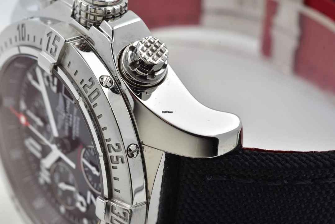  Breitling Avenger Skyland Chronograph A13380 