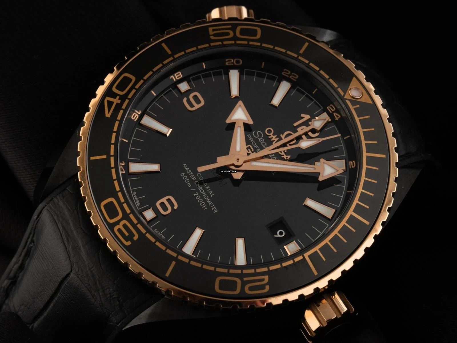 Omega Seamaster Planet Ocean 600M Deep Black Ref.215.63.46.22.01.001 2025 Full Set Ungetragen Seamaster Planet Ocean 600M Deep Black GMT Keramik Sedna™-Gold Krokoleder Faltschließe