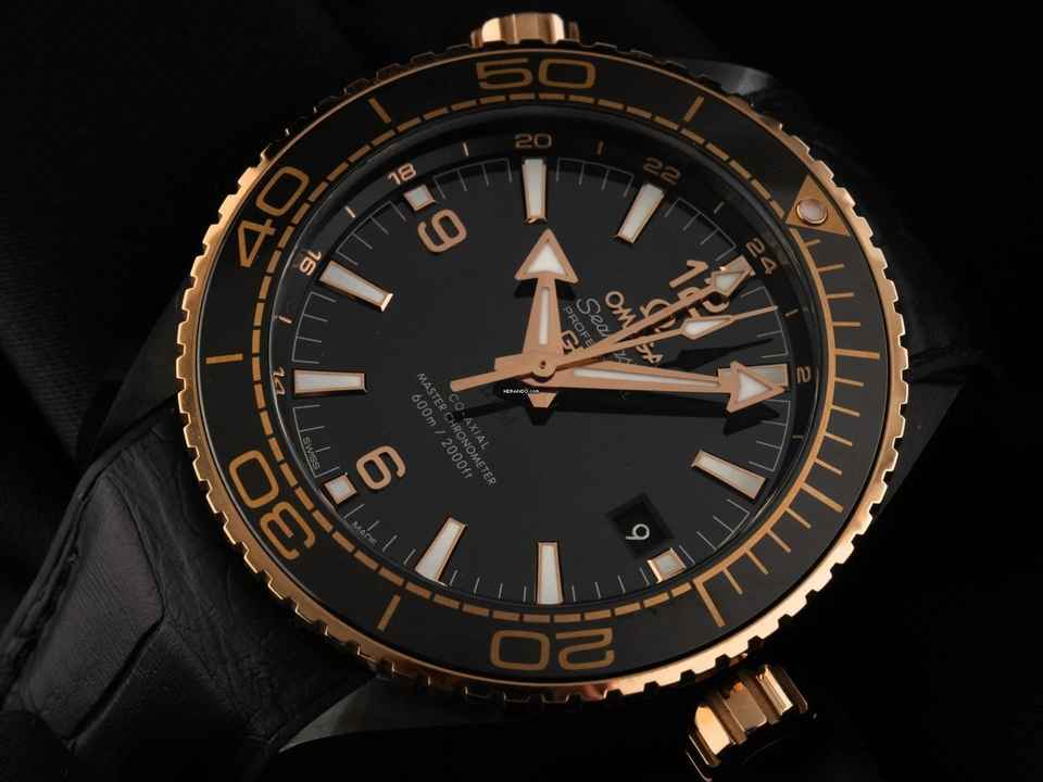  Omega Seamaster Planet Ocean 600M Deep Black Ref.215.63.46.22.01.001 2025 Full Set Ungetragen Seamaster Planet Ocean 600M Deep Black GMT Keramik Sedna™-Gold Krokoleder Faltschließe 