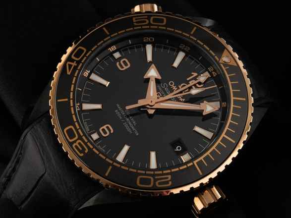  Omega Seamaster Planet Ocean 600M Deep Black Ref.215.63.46.22.01.001 2025 Full Set Ungetragen Seamaster Planet Ocean 600M Deep Black GMT Keramik Sedna™-Gold Krokoleder Faltschließe 