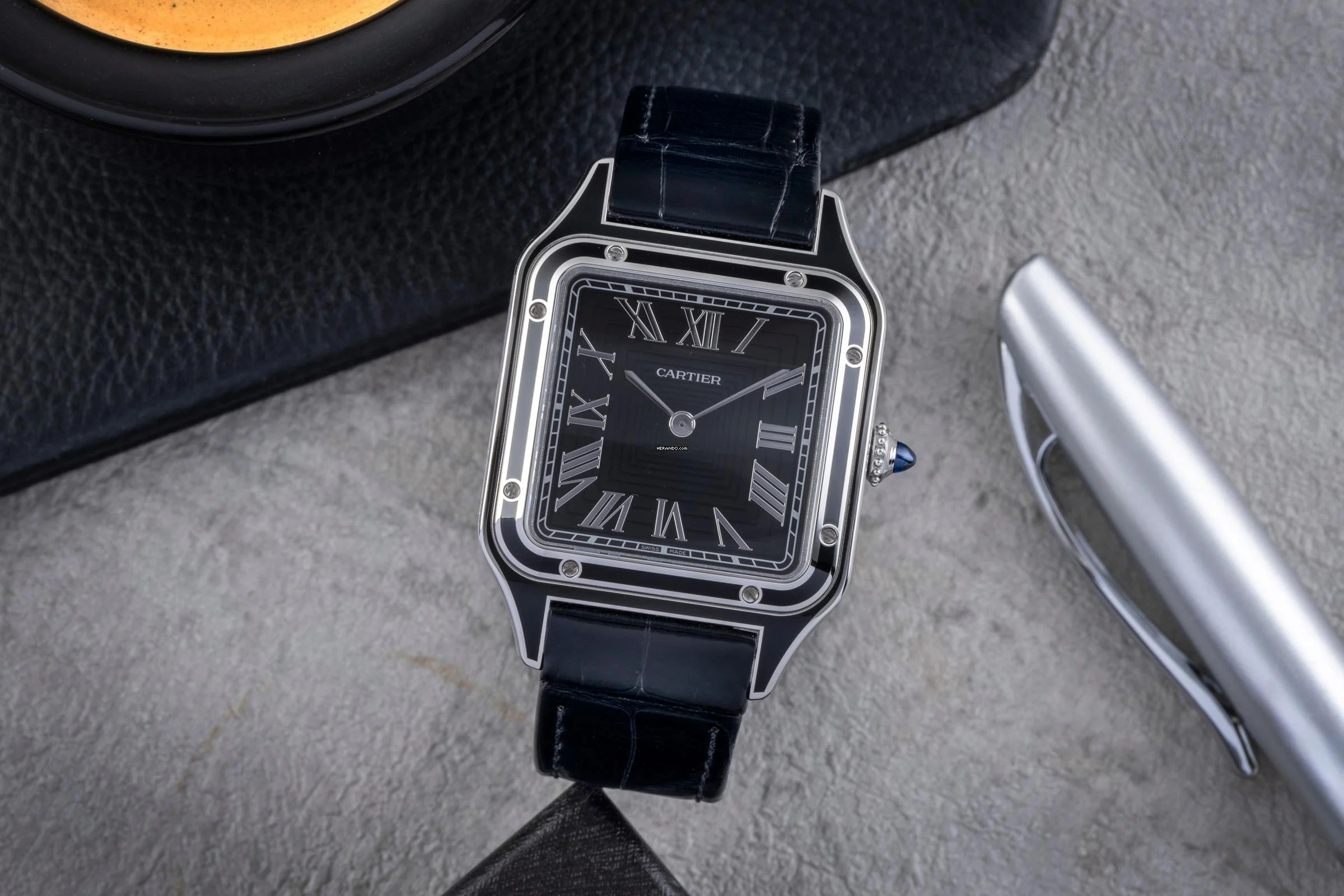  Cartier Santos Dumont Black Lacquer Handaufzug Herrenuhr Ref. WSSA0046 B&P 2024 